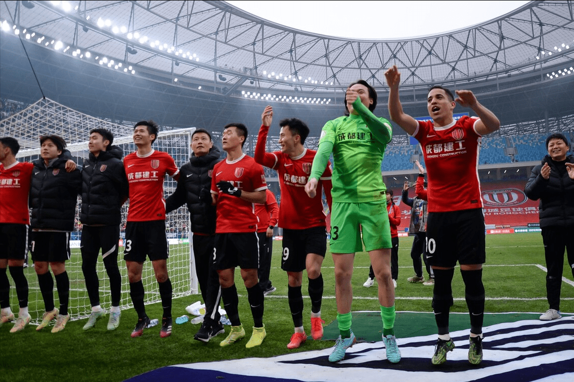 关于里程碑夜！成都蓉城扳平良机，荷甲赛后刷纪录，媒体盛赞，更衣室氛围转暖的信息